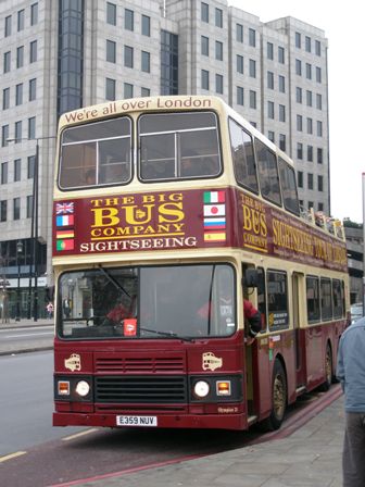 ロンドンにあるツーリストバス