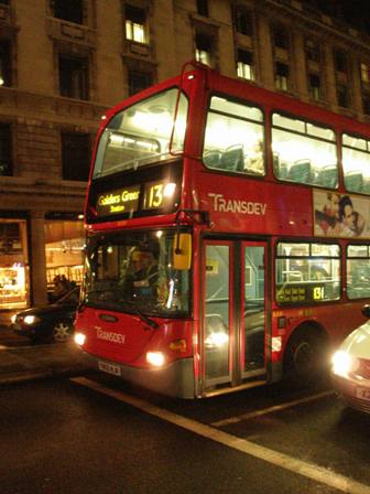 ロンドンに欠かせない真っ赤なバス